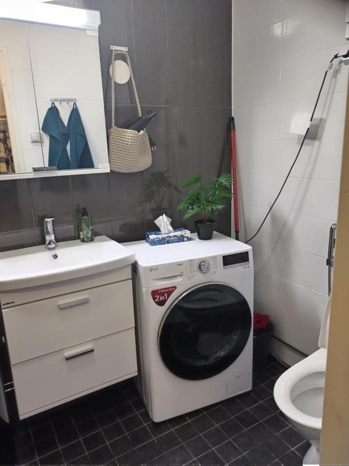 55 Nelioeinen Tilava Rivitalokaksio, 1-4Hloe, Taeydellinen Keittioe, Uudet Kodinkoneet, Laadukas Sauna, Tv, Netflix, Wifi, Kuivaava Pyykinpesukone, Itsekirjautuminen 24H, Avainsaeiloeboxi Koodilla Seinajoki Luaran gambar