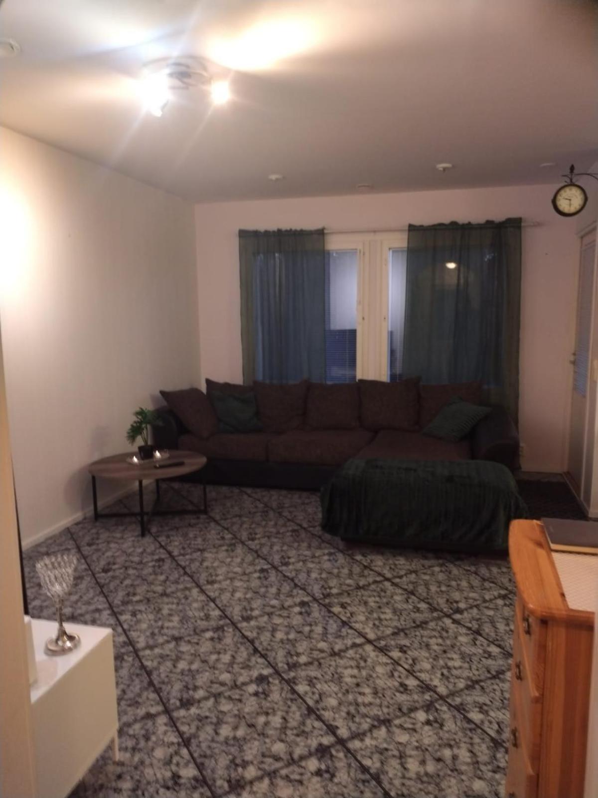 55 Nelioeinen Tilava Rivitalokaksio, 1-4Hloe, Taeydellinen Keittioe, Uudet Kodinkoneet, Laadukas Sauna, Tv, Netflix, Wifi, Kuivaava Pyykinpesukone, Itsekirjautuminen 24H, Avainsaeiloeboxi Koodilla Seinajoki Luaran gambar